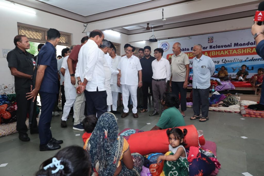 નવસારીમાં પૂરપીડિતોની સેવામાં ભાજપ કાર્યકર્તાઓ, કેન્દ્રીય મંત્રી સી.આર. પાટીલે ‘સેવા હી સંગઠન’ અભિયાનનું નિરીક્ષણ કર્યું