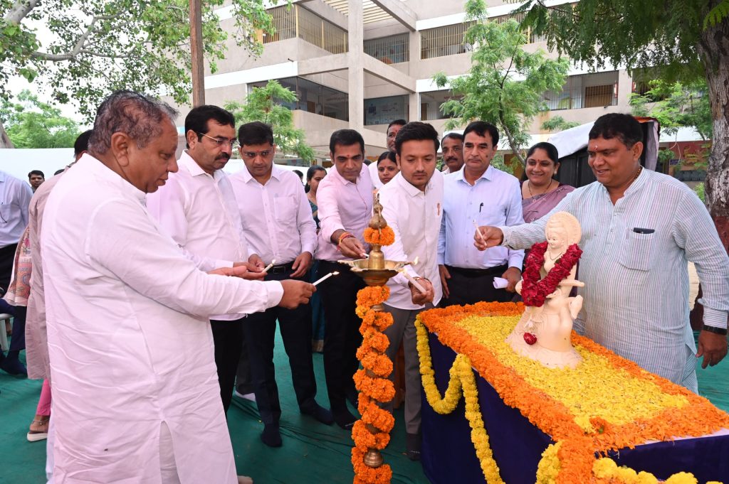 ઓઢવ ગુજરાતી શાળામાં જગદીશ વિશ્વકર્માના 53મા જન્મદિવસની ઉજવણી